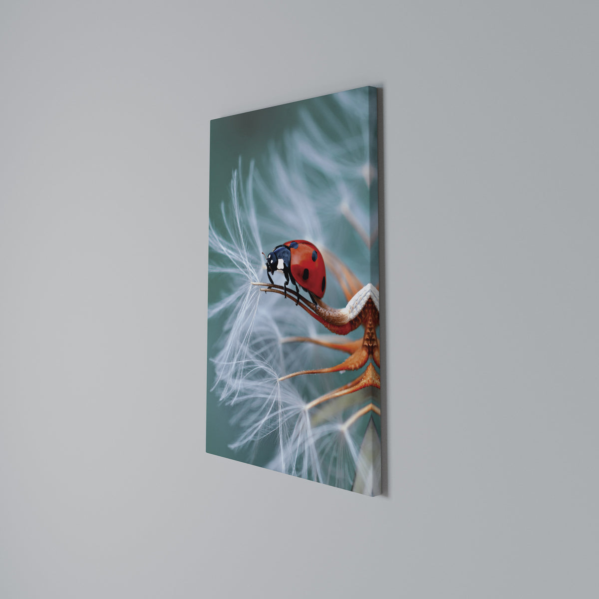 LADYBUG BALANCE Pionowy obraz na płótnie