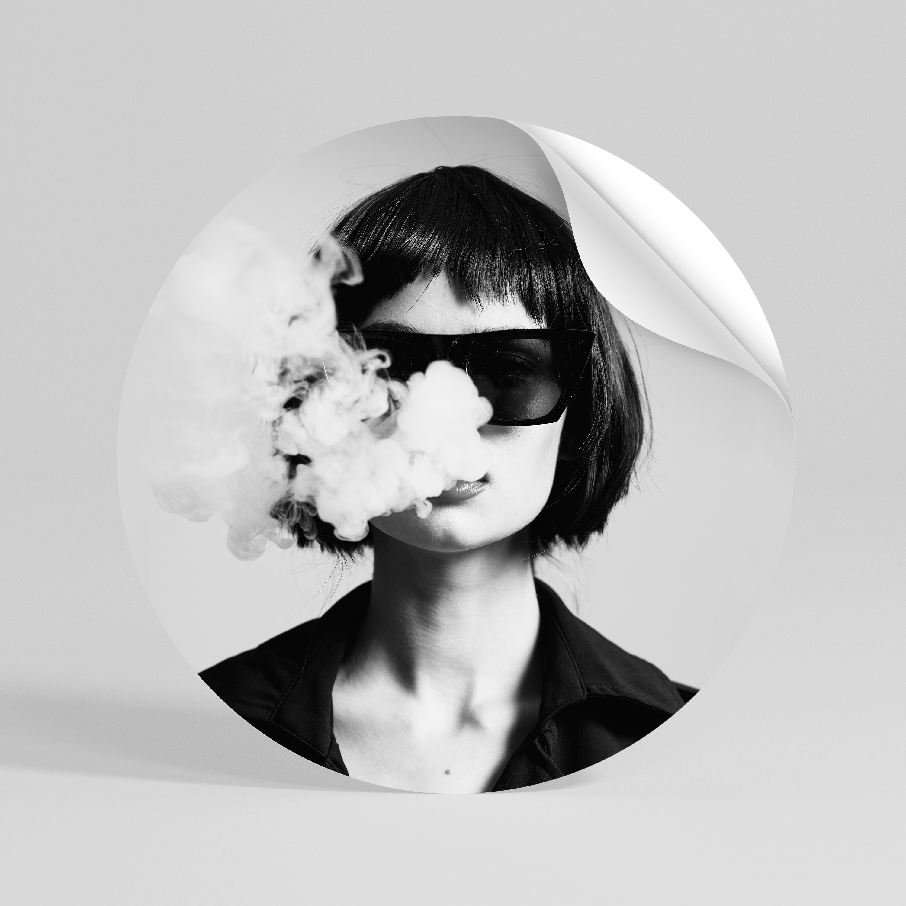SMOKY BELLE Naklejka - okrągła