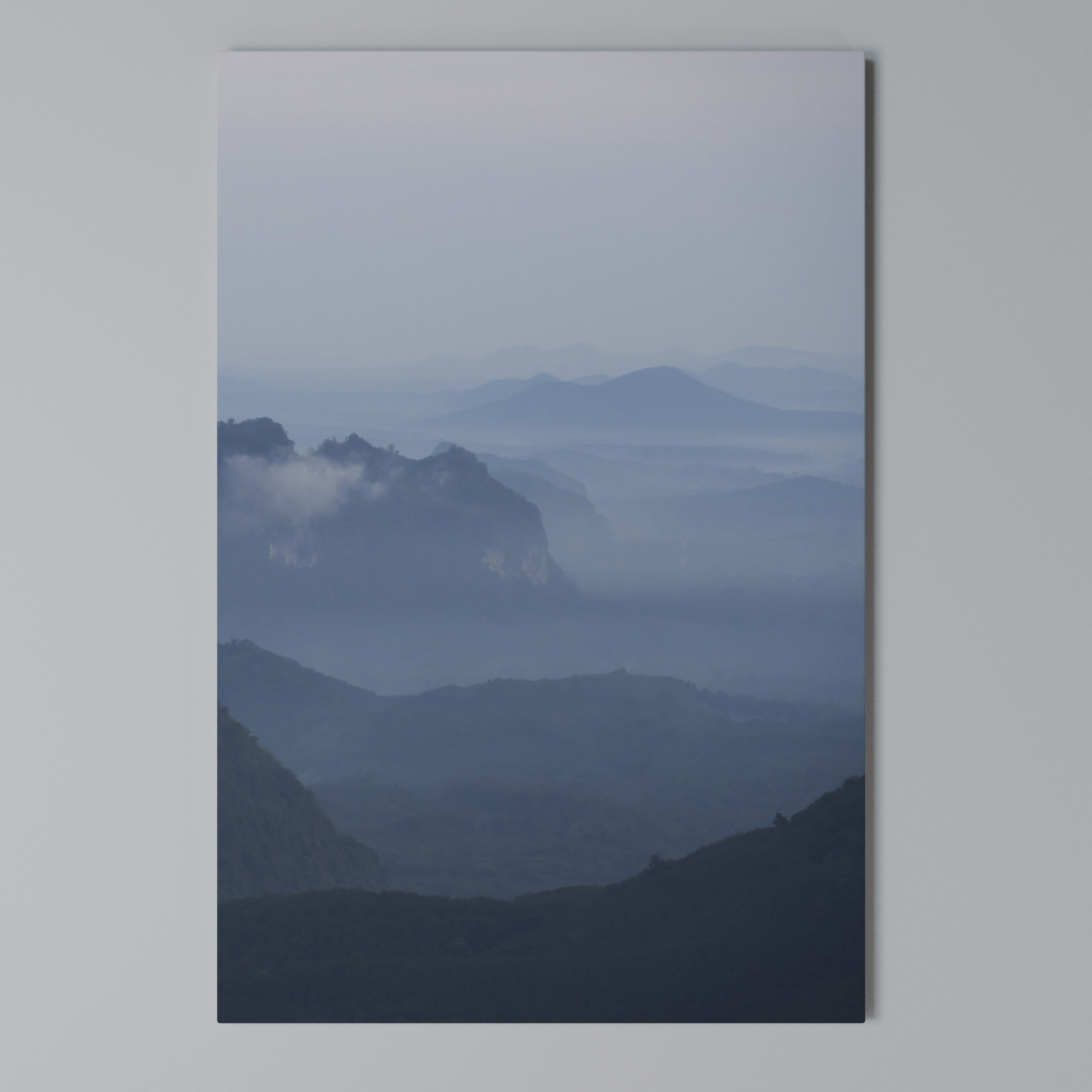 MISTY MOUNTAIN WHISPER Pionowy obraz na płótnie