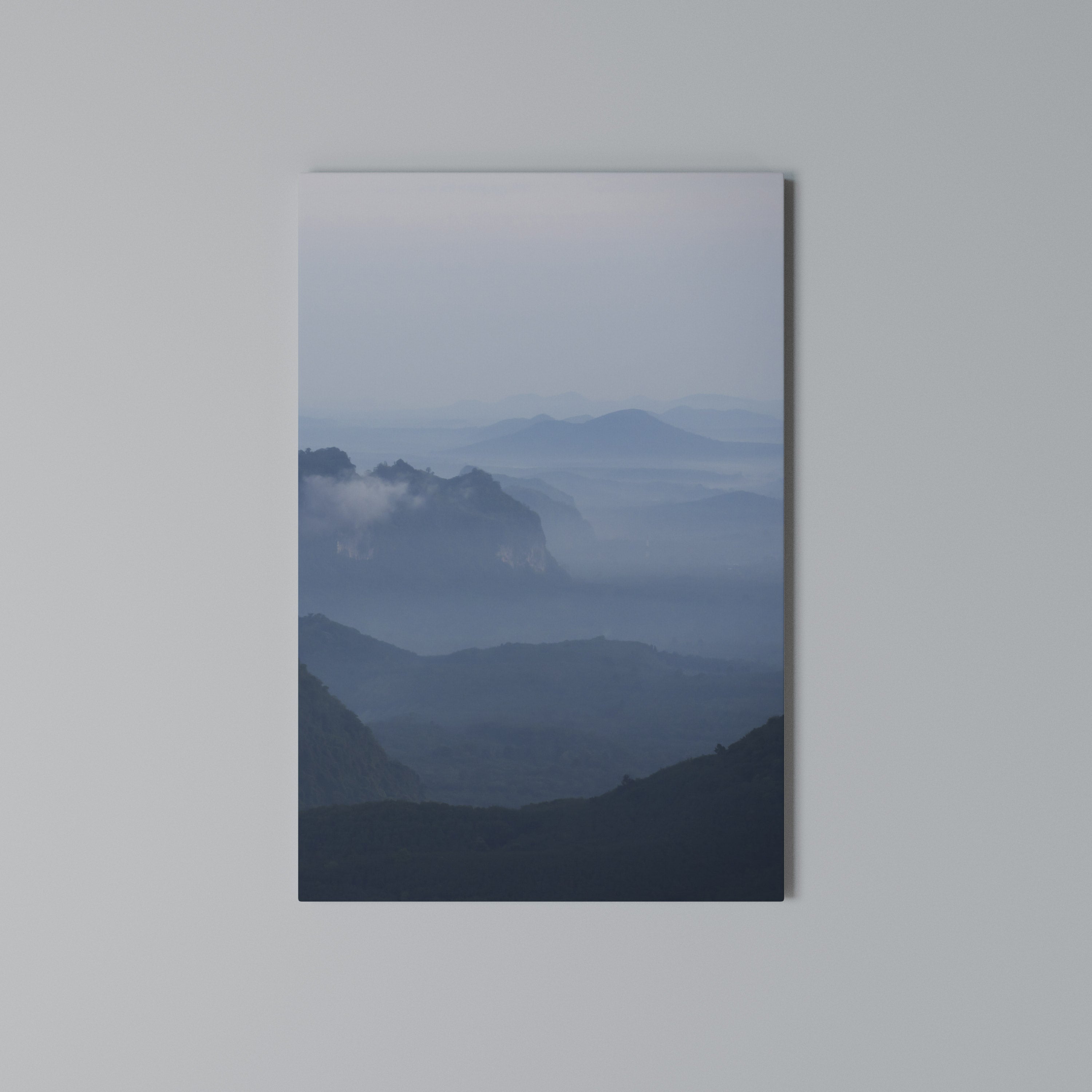 MISTY MOUNTAIN WHISPER Pionowy obraz na płótnie