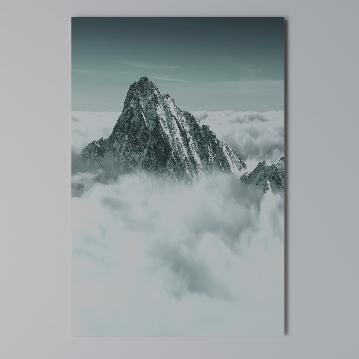 CLOUD-KISSED PEAK Pionowy obraz na płótnie