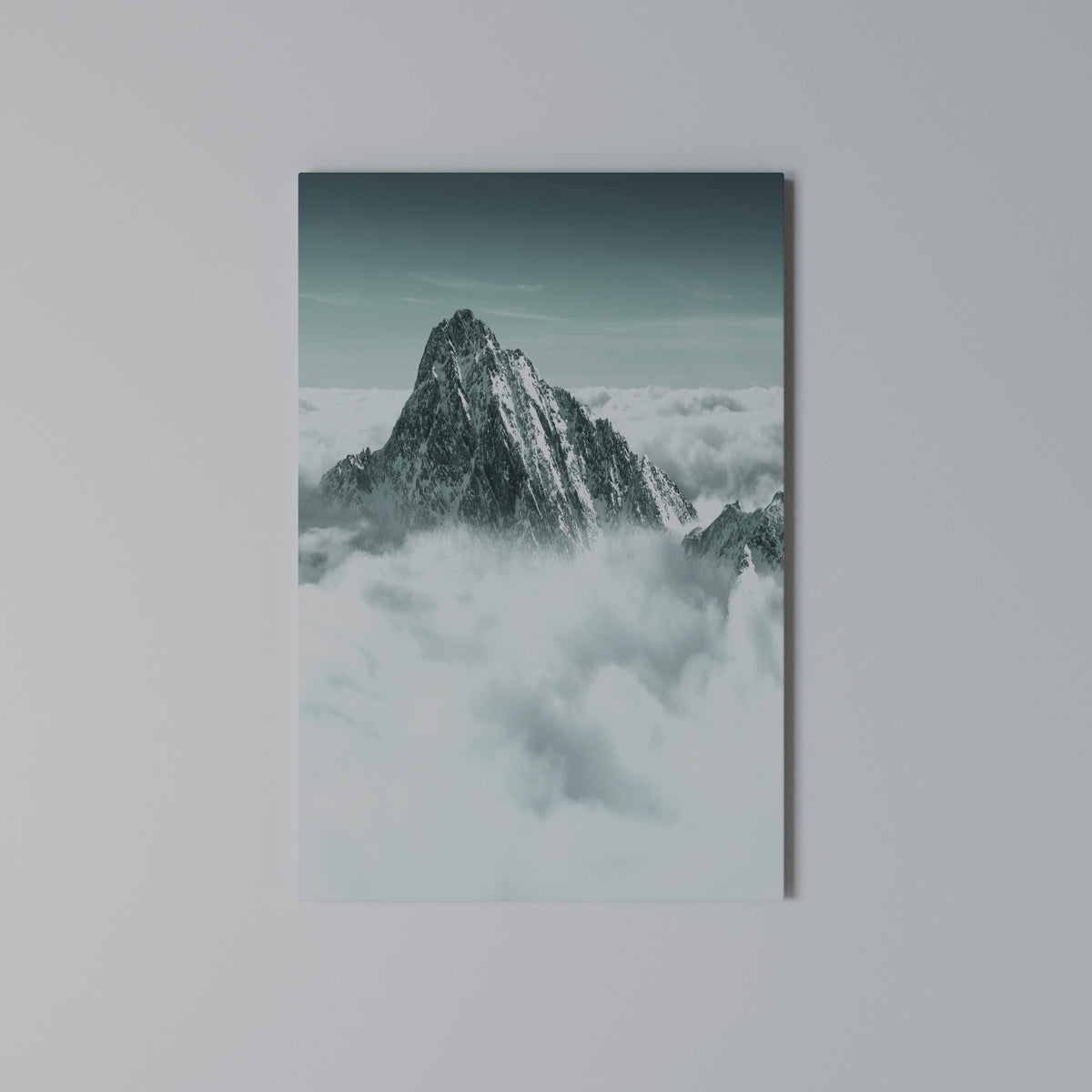CLOUD-KISSED PEAK Pionowy obraz na płótnie