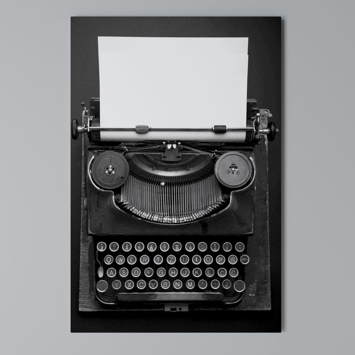 TYPEWRITER SYMPHONY Pionowy obraz na płótnie